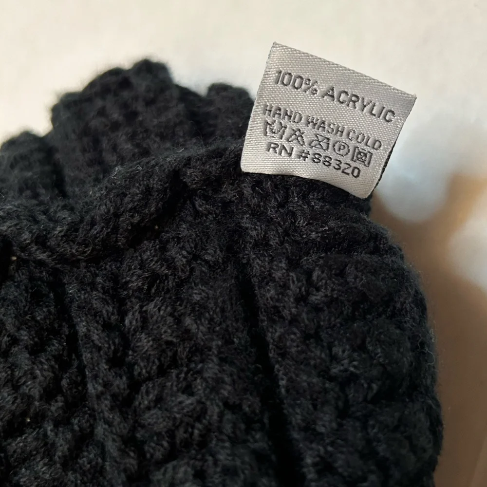 C.C Baby knit design black beanie with a double pom‎ pom! Sz-baby OS. P14